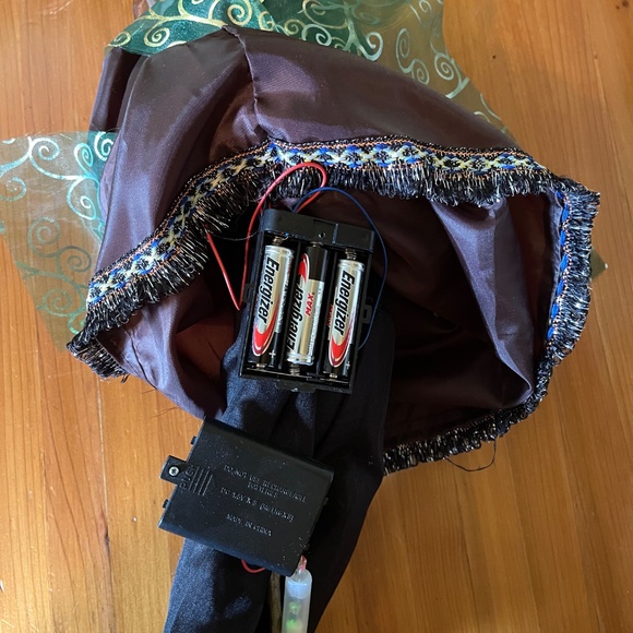 Flying eye flashing cackling fashionable animated Halloween witch - Picture 8 of 11